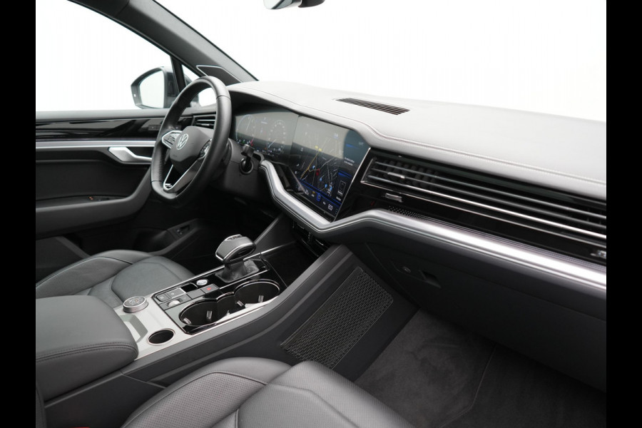 Volkswagen Touareg 3.0 TSi eHybrid 4MOTION Plug In Hybrid 381pk Dealer O.H PHEV | Trekhaak Af Fabriek | Lederen Sportstoelen Massage & Memory | Panodak | Adaptive Cruise | Stoelventilatie | Stoelen & Stuur Verwarmd | Blis | Keyless | Apple Carplay | Navigatie | DAB