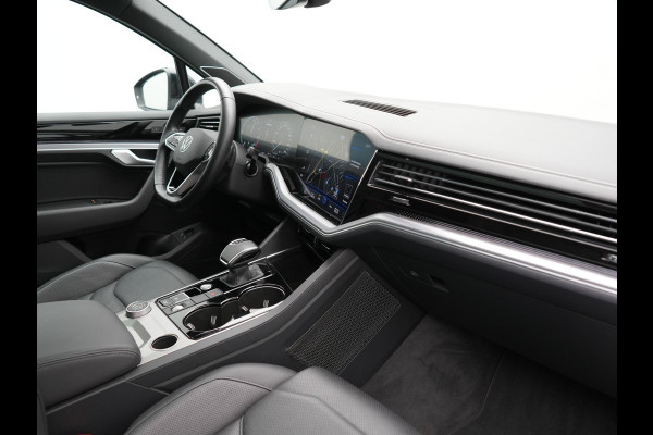 Volkswagen Touareg 3.0 TSi eHybrid 4MOTION Plug In Hybrid 381pk Dealer O.H PHEV | Trekhaak Af Fabriek | Lederen Sportstoelen Massage & Memory | Panodak | Adaptive Cruise | Stoelventilatie | Stoelen & Stuur Verwarmd | Blis | Keyless | Apple Carplay | Navigatie | DAB