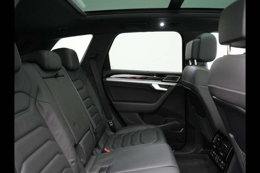 Volkswagen Touareg 3.0 TSi eHybrid 4MOTION Plug In Hybrid 381pk Dealer O.H PHEV | Trekhaak Af Fabriek | Lederen Sportstoelen Massage & Memory | Panodak | Adaptive Cruise | Stoelventilatie | Stoelen & Stuur Verwarmd | Blis | Keyless | Apple Carplay | Navigatie | DAB