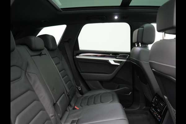 Volkswagen Touareg 3.0 TSi eHybrid 4MOTION Plug In Hybrid 381pk Dealer O.H PHEV | Trekhaak Af Fabriek | Lederen Sportstoelen Massage & Memory | Panodak | Adaptive Cruise | Stoelventilatie | Stoelen & Stuur Verwarmd | Blis | Keyless | Apple Carplay | Navigatie | DAB