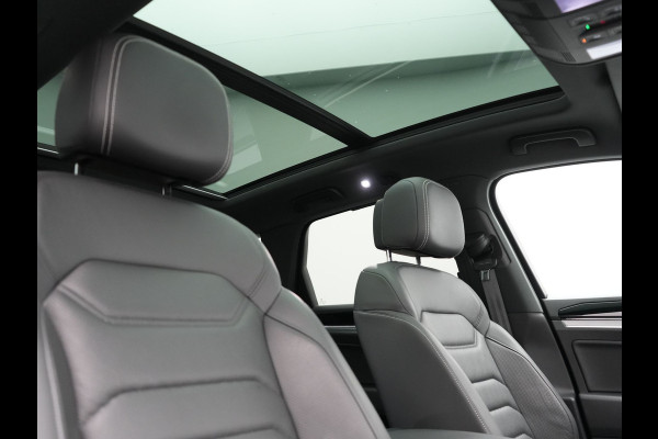 Volkswagen Touareg 3.0 TSi eHybrid 4MOTION Plug In Hybrid 381pk Dealer O.H PHEV | Trekhaak Af Fabriek | Lederen Sportstoelen Massage & Memory | Panodak | Adaptive Cruise | Stoelventilatie | Stoelen & Stuur Verwarmd | Blis | Keyless | Apple Carplay | Navigatie | DAB