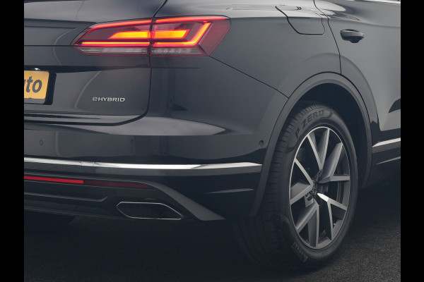 Volkswagen Touareg 3.0 TSi eHybrid 4MOTION Plug In Hybrid 381pk Dealer O.H PHEV | Trekhaak Af Fabriek | Lederen Sportstoelen Massage & Memory | Panodak | Adaptive Cruise | Stoelventilatie | Stoelen & Stuur Verwarmd | Blis | Keyless | Apple Carplay | Navigatie | DAB