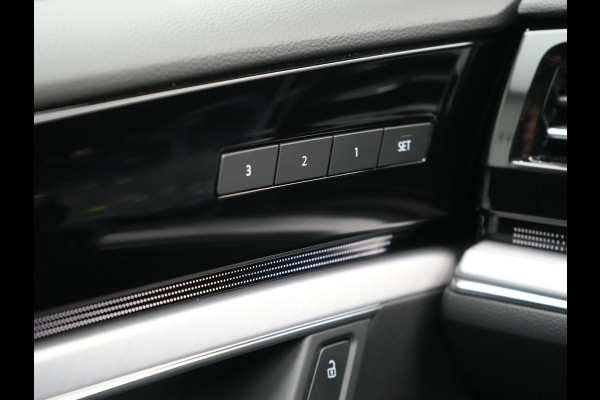 Volkswagen Touareg 3.0 TSi eHybrid 4MOTION Plug In Hybrid 381pk Dealer O.H PHEV | Trekhaak Af Fabriek | Lederen Sportstoelen Massage & Memory | Panodak | Adaptive Cruise | Stoelventilatie | Stoelen & Stuur Verwarmd | Blis | Keyless | Apple Carplay | Navigatie | DAB