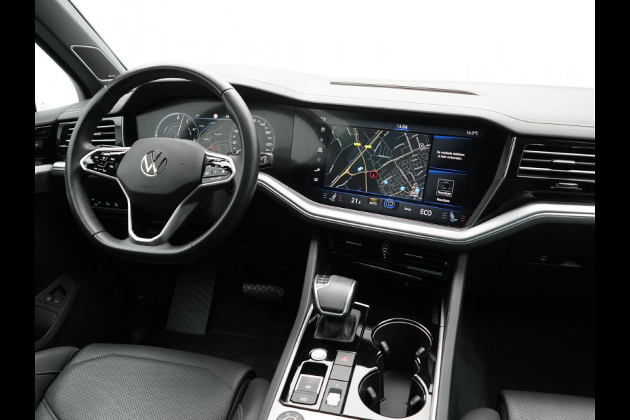 Volkswagen Touareg 3.0 TSi eHybrid 4MOTION Plug In Hybrid 381pk Dealer O.H PHEV | Trekhaak Af Fabriek | Lederen Sportstoelen Massage & Memory | Panodak | Adaptive Cruise | Stoelventilatie | Stoelen & Stuur Verwarmd | Blis | Keyless | Apple Carplay | Navigatie | DAB