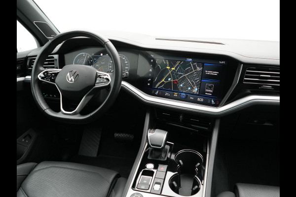 Volkswagen Touareg 3.0 TSi eHybrid 4MOTION Plug In Hybrid 381pk Dealer O.H PHEV | Trekhaak Af Fabriek | Lederen Sportstoelen Massage & Memory | Panodak | Adaptive Cruise | Stoelventilatie | Stoelen & Stuur Verwarmd | Blis | Keyless | Apple Carplay | Navigatie | DAB