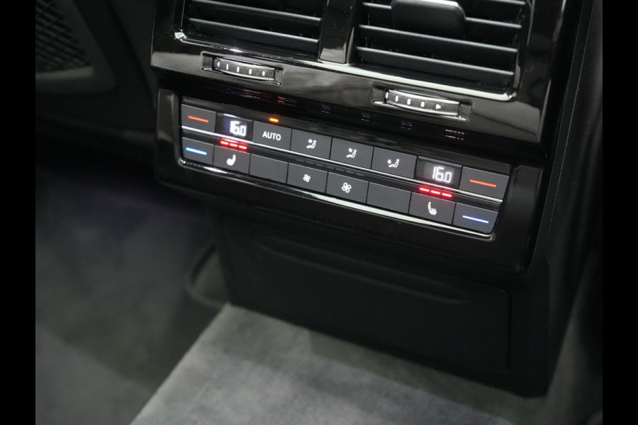 Volkswagen Touareg 3.0 TSi eHybrid 4MOTION Plug In Hybrid 381pk Dealer O.H PHEV | Trekhaak Af Fabriek | Lederen Sportstoelen Massage & Memory | Panodak | Adaptive Cruise | Stoelventilatie | Stoelen & Stuur Verwarmd | Blis | Keyless | Apple Carplay | Navigatie | DAB