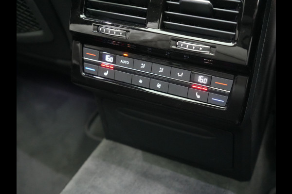 Volkswagen Touareg 3.0 TSi eHybrid 4MOTION Plug In Hybrid 381pk Dealer O.H PHEV | Trekhaak Af Fabriek | Lederen Sportstoelen Massage & Memory | Panodak | Adaptive Cruise | Stoelventilatie | Stoelen & Stuur Verwarmd | Blis | Keyless | Apple Carplay | Navigatie | DAB