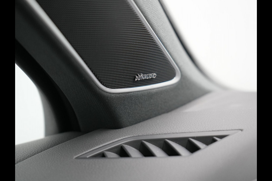 Volkswagen Touareg 3.0 TSi eHybrid 4MOTION Plug In Hybrid 381pk Dealer O.H PHEV | Trekhaak Af Fabriek | Lederen Sportstoelen Massage & Memory | Panodak | Adaptive Cruise | Stoelventilatie | Stoelen & Stuur Verwarmd | Blis | Keyless | Apple Carplay | Navigatie | DAB