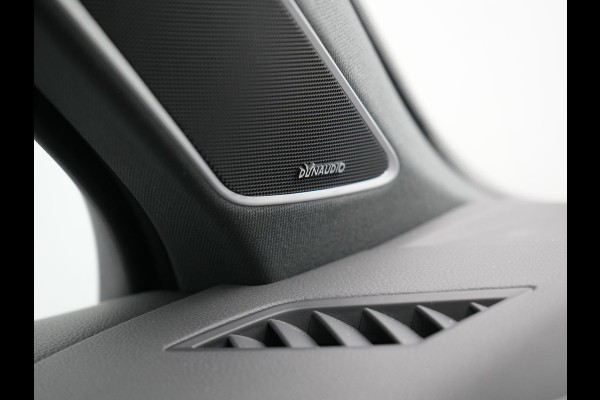 Volkswagen Touareg 3.0 TSi eHybrid 4MOTION Plug In Hybrid 381pk Dealer O.H PHEV | Trekhaak Af Fabriek | Lederen Sportstoelen Massage & Memory | Panodak | Adaptive Cruise | Stoelventilatie | Stoelen & Stuur Verwarmd | Blis | Keyless | Apple Carplay | Navigatie | DAB