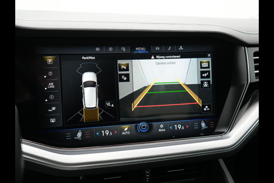 Volkswagen Touareg 3.0 TSi eHybrid 4MOTION Plug In Hybrid 381pk Dealer O.H PHEV | Trekhaak Af Fabriek | Lederen Sportstoelen Massage & Memory | Panodak | Adaptive Cruise | Stoelventilatie | Stoelen & Stuur Verwarmd | Blis | Keyless | Apple Carplay | Navigatie | DAB