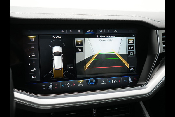 Volkswagen Touareg 3.0 TSi eHybrid 4MOTION Plug In Hybrid 381pk Dealer O.H PHEV | Trekhaak Af Fabriek | Lederen Sportstoelen Massage & Memory | Panodak | Adaptive Cruise | Stoelventilatie | Stoelen & Stuur Verwarmd | Blis | Keyless | Apple Carplay | Navigatie | DAB