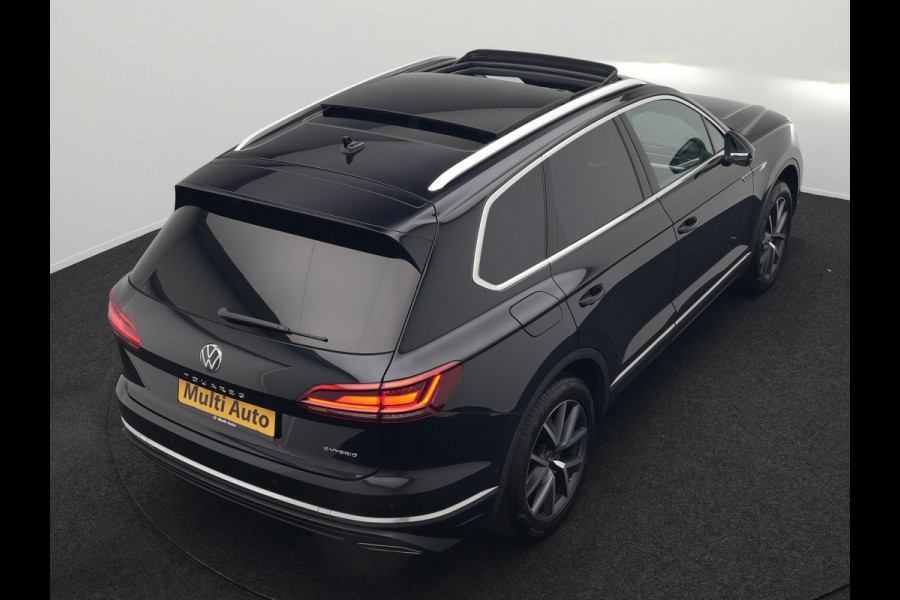 Volkswagen Touareg 3.0 TSi eHybrid 4MOTION Plug In Hybrid 381pk Dealer O.H PHEV | Trekhaak Af Fabriek | Lederen Sportstoelen Massage & Memory | Panodak | Adaptive Cruise | Stoelventilatie | Stoelen & Stuur Verwarmd | Blis | Keyless | Apple Carplay | Navigatie | DAB
