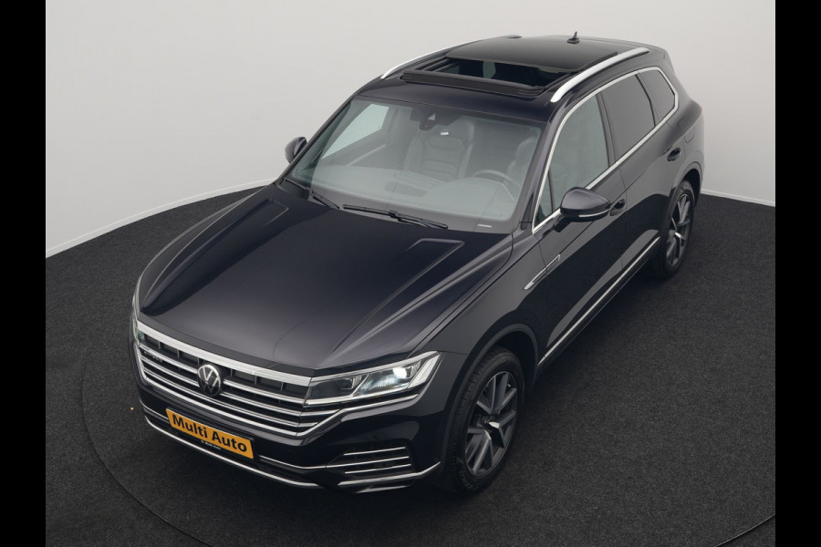 Volkswagen Touareg 3.0 TSi eHybrid 4MOTION Plug In Hybrid 381pk Dealer O.H PHEV | Trekhaak Af Fabriek | Lederen Sportstoelen Massage & Memory | Panodak | Adaptive Cruise | Stoelventilatie | Stoelen & Stuur Verwarmd | Blis | Keyless | Apple Carplay | Navigatie | DAB