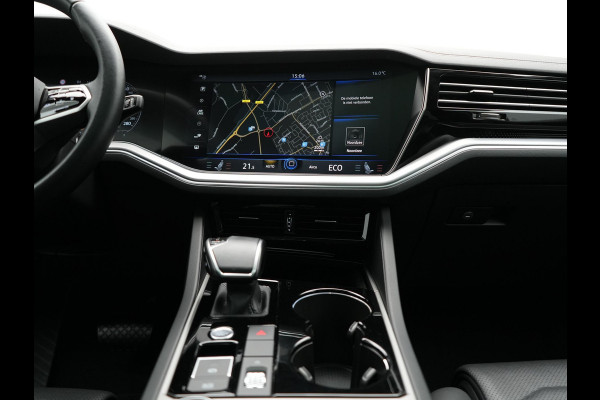 Volkswagen Touareg 3.0 TSi eHybrid 4MOTION Plug In Hybrid 381pk Dealer O.H PHEV | Trekhaak Af Fabriek | Lederen Sportstoelen Massage & Memory | Panodak | Adaptive Cruise | Stoelventilatie | Stoelen & Stuur Verwarmd | Blis | Keyless | Apple Carplay | Navigatie | DAB