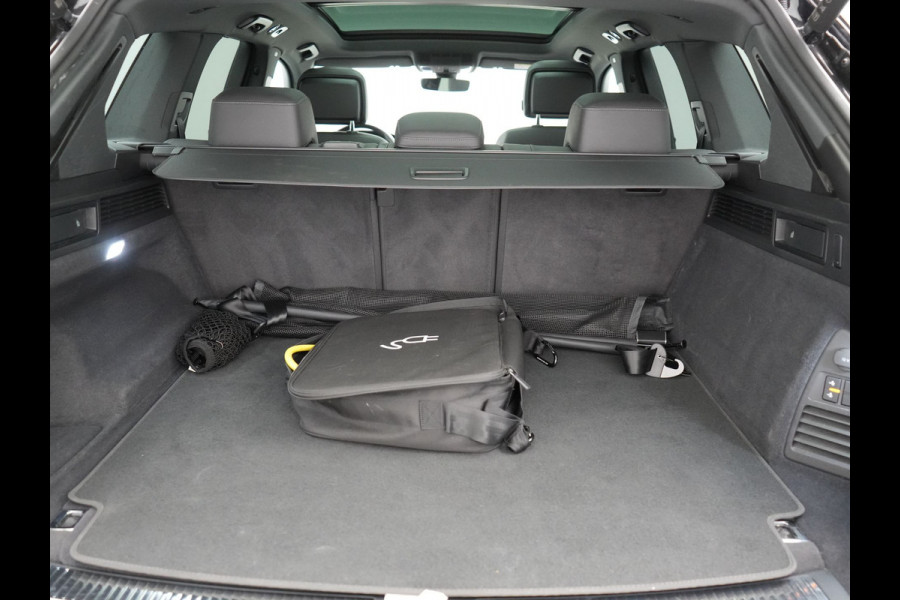 Volkswagen Touareg 3.0 TSi eHybrid 4MOTION Plug In Hybrid 381pk Dealer O.H PHEV | Trekhaak Af Fabriek | Lederen Sportstoelen Massage & Memory | Panodak | Adaptive Cruise | Stoelventilatie | Stoelen & Stuur Verwarmd | Blis | Keyless | Apple Carplay | Navigatie | DAB