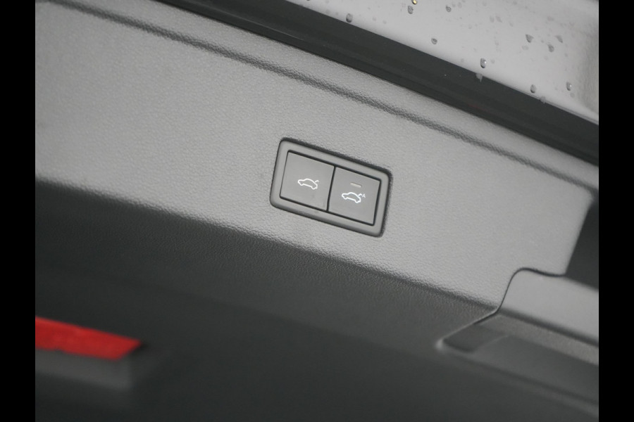 Volkswagen Touareg 3.0 TSi eHybrid 4MOTION Plug In Hybrid 381pk Dealer O.H PHEV | Trekhaak Af Fabriek | Lederen Sportstoelen Massage & Memory | Panodak | Adaptive Cruise | Stoelventilatie | Stoelen & Stuur Verwarmd | Blis | Keyless | Apple Carplay | Navigatie | DAB