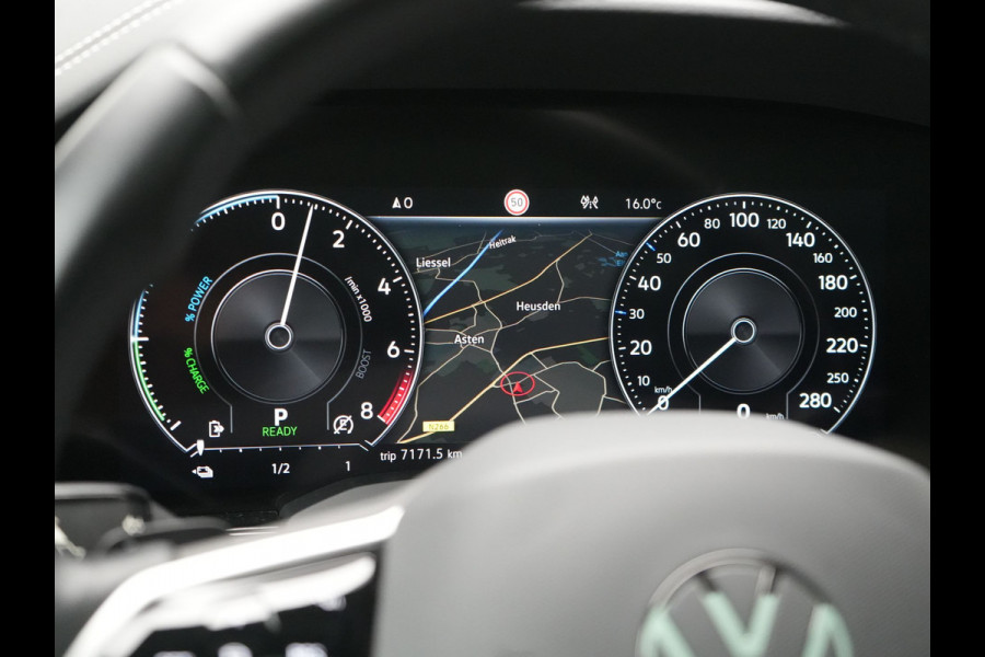 Volkswagen Touareg 3.0 TSi eHybrid 4MOTION Plug In Hybrid 381pk Dealer O.H PHEV | Trekhaak Af Fabriek | Lederen Sportstoelen Massage & Memory | Panodak | Adaptive Cruise | Stoelventilatie | Stoelen & Stuur Verwarmd | Blis | Keyless | Apple Carplay | Navigatie | DAB