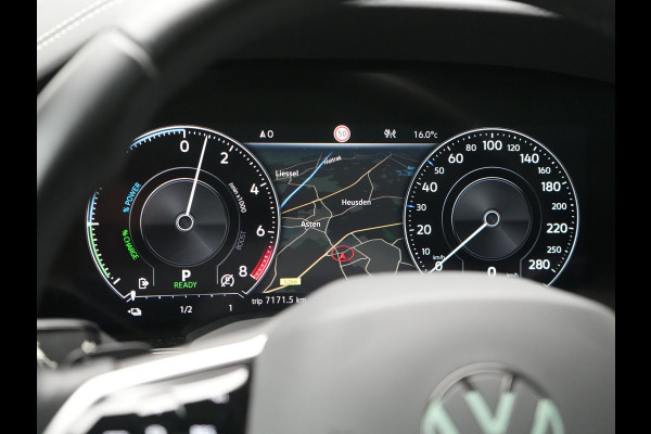 Volkswagen Touareg 3.0 TSi eHybrid 4MOTION Plug In Hybrid 381pk Dealer O.H PHEV | Trekhaak Af Fabriek | Lederen Sportstoelen Massage & Memory | Panodak | Adaptive Cruise | Stoelventilatie | Stoelen & Stuur Verwarmd | Blis | Keyless | Apple Carplay | Navigatie | DAB