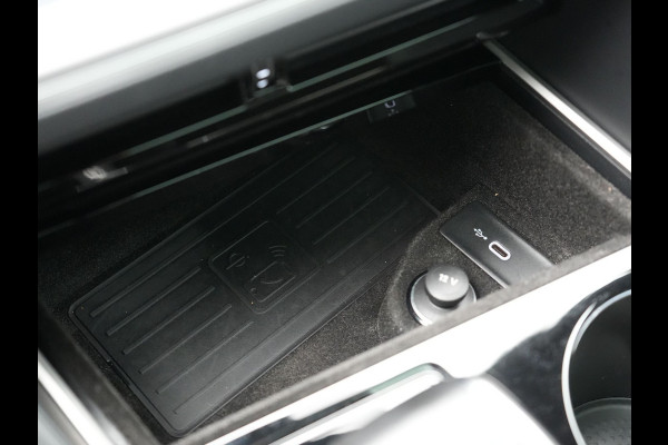 Volkswagen Touareg 3.0 TSi eHybrid 4MOTION Plug In Hybrid 381pk Dealer O.H PHEV | Trekhaak Af Fabriek | Lederen Sportstoelen Massage & Memory | Panodak | Adaptive Cruise | Stoelventilatie | Stoelen & Stuur Verwarmd | Blis | Keyless | Apple Carplay | Navigatie | DAB