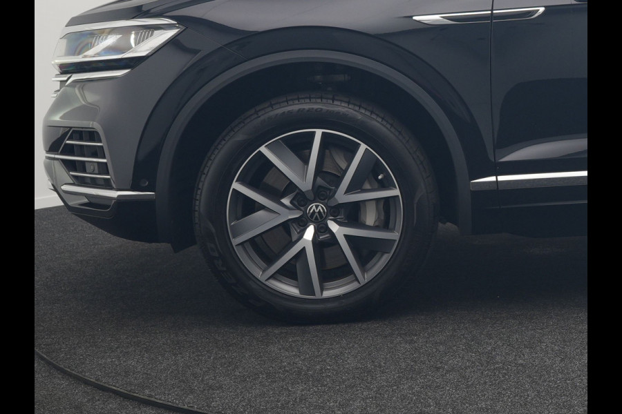 Volkswagen Touareg 3.0 TSi eHybrid 4MOTION Plug In Hybrid 381pk Dealer O.H PHEV | Trekhaak Af Fabriek | Lederen Sportstoelen Massage & Memory | Panodak | Adaptive Cruise | Stoelventilatie | Stoelen & Stuur Verwarmd | Blis | Keyless | Apple Carplay | Navigatie | DAB