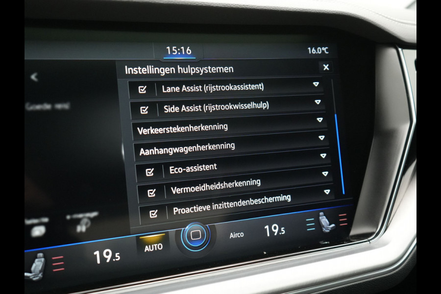 Volkswagen Touareg 3.0 TSi eHybrid 4MOTION Plug In Hybrid 381pk Dealer O.H PHEV | Trekhaak Af Fabriek | Lederen Sportstoelen Massage & Memory | Panodak | Adaptive Cruise | Stoelventilatie | Stoelen & Stuur Verwarmd | Blis | Keyless | Apple Carplay | Navigatie | DAB