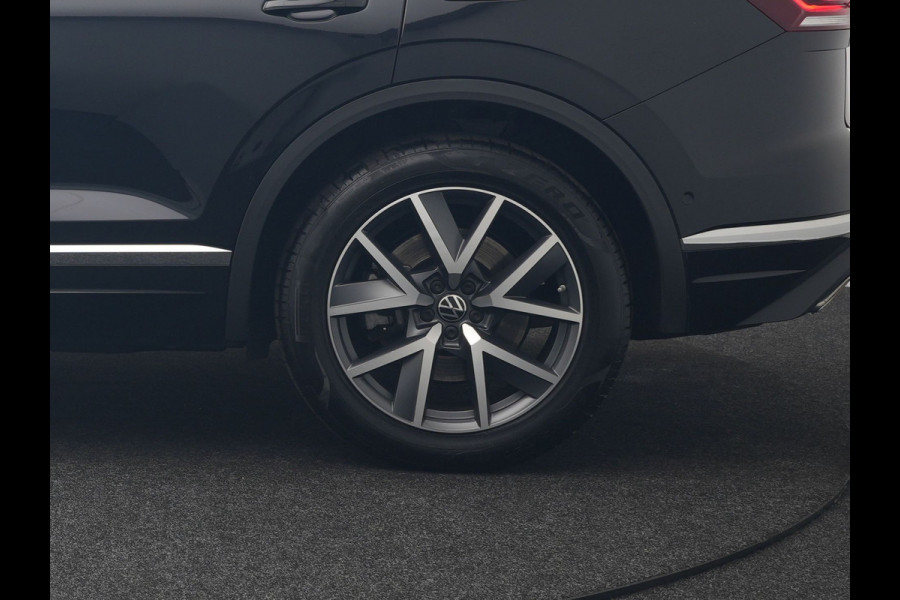 Volkswagen Touareg 3.0 TSi eHybrid 4MOTION Plug In Hybrid 381pk Dealer O.H PHEV | Trekhaak Af Fabriek | Lederen Sportstoelen Massage & Memory | Panodak | Adaptive Cruise | Stoelventilatie | Stoelen & Stuur Verwarmd | Blis | Keyless | Apple Carplay | Navigatie | DAB