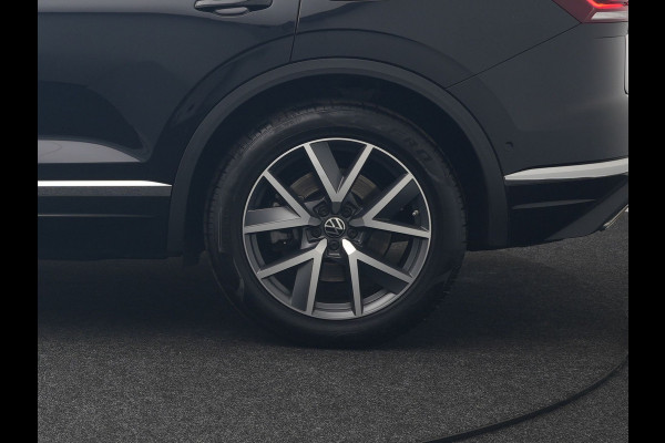 Volkswagen Touareg 3.0 TSi eHybrid 4MOTION Plug In Hybrid 381pk Dealer O.H PHEV | Trekhaak Af Fabriek | Lederen Sportstoelen Massage & Memory | Panodak | Adaptive Cruise | Stoelventilatie | Stoelen & Stuur Verwarmd | Blis | Keyless | Apple Carplay | Navigatie | DAB