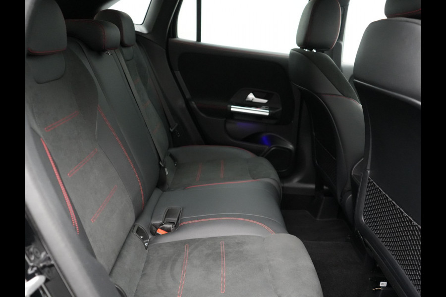 Mercedes-Benz GLA 250 e AMG Line Plug In Hybrid 225pk Dealer O.H PHEV | Cruise Control | Sfeerverlichting | Alcantara Sportstoelen Verwarmd | Lane Assist | Navigatie | Virtual | DAB |