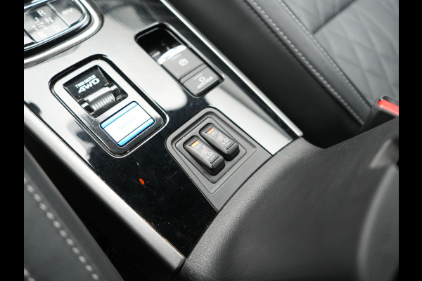 Mitsubishi Outlander 2.4 Intense+ Plug In Hybrid 225pk Dealer O.H PHEV | Trekhaak Af Fabriek | 360 Camera | Lederen Sportstoelen Verwarmd | Apple Carplay | Blis | Cruise Control | Navigatie | Keyless | DAB | 18" L.M |