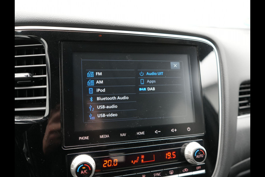 Mitsubishi Outlander 2.4 Intense+ Plug In Hybrid 225pk Dealer O.H PHEV | Trekhaak Af Fabriek | 360 Camera | Lederen Sportstoelen Verwarmd | Apple Carplay | Blis | Cruise Control | Navigatie | Keyless | DAB | 18" L.M |