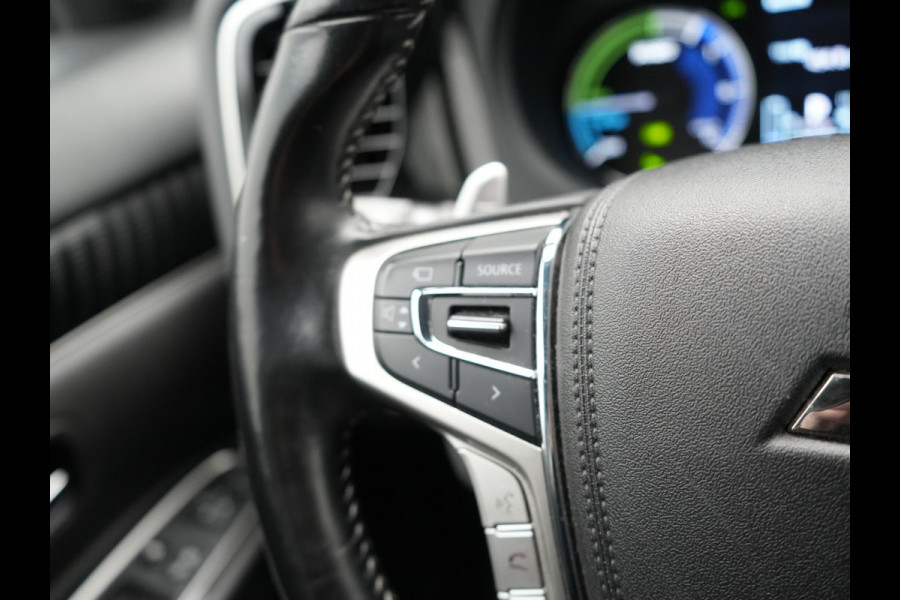 Mitsubishi Outlander 2.4 Intense+ Plug In Hybrid 225pk Dealer O.H PHEV | Trekhaak Af Fabriek | 360 Camera | Lederen Sportstoelen Verwarmd | Apple Carplay | Blis | Cruise Control | Navigatie | Keyless | DAB | 18" L.M |