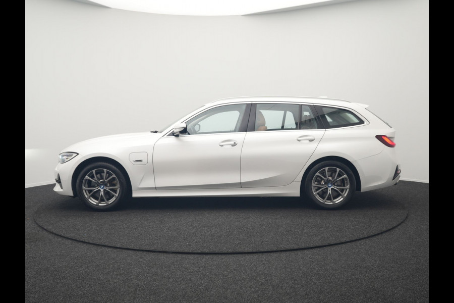 BMW 3 Serie Touring 320e Sportline Plug In Hybrid 204pk Dealer O.H PHEV | Lederen Sportstoelen Verwarmd | Sfeerverlichting | Apple Carplay | Navigatie | Cruise Control | Virtual | DAB |