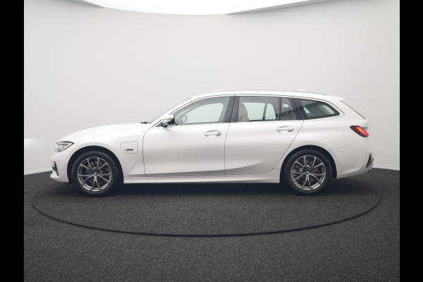 BMW 3 Serie Touring 320e Sportline Plug In Hybrid 204pk Dealer O.H PHEV | Lederen Sportstoelen Verwarmd | Sfeerverlichting | Apple Carplay | Navigatie | Cruise Control | Virtual | DAB |