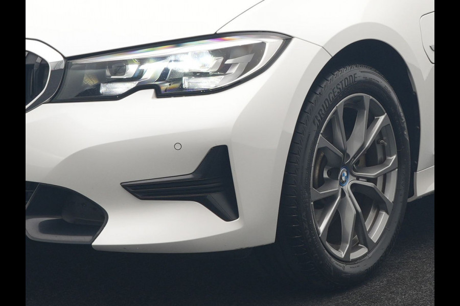 BMW 3 Serie Touring 320e Sportline Plug In Hybrid 204pk Dealer O.H PHEV | Lederen Sportstoelen Verwarmd | Sfeerverlichting | Apple Carplay | Navigatie | Cruise Control | Virtual | DAB |