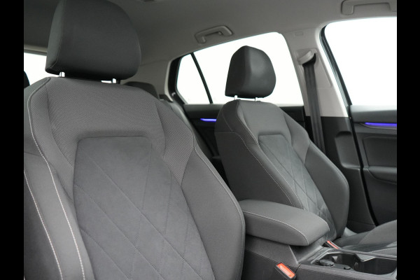 Volkswagen Golf 1.4 eHybrid Style Plug In Hybrid 204pk Dealer O.H PHEV | Adaptive Cruise | Sportstoelen Massage & Memory | IQ Light | Sfeerverlichting | Apple Carplay | Stoelen & Stuur Verwarmd | Virtual | Navigatie | DAB |