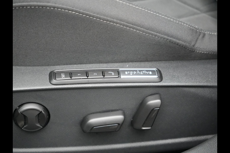 Volkswagen Golf 1.4 eHybrid Style Plug In Hybrid 204pk Dealer O.H PHEV | Adaptive Cruise | Sportstoelen Massage & Memory | IQ Light | Sfeerverlichting | Apple Carplay | Stoelen & Stuur Verwarmd | Virtual | Navigatie | DAB |