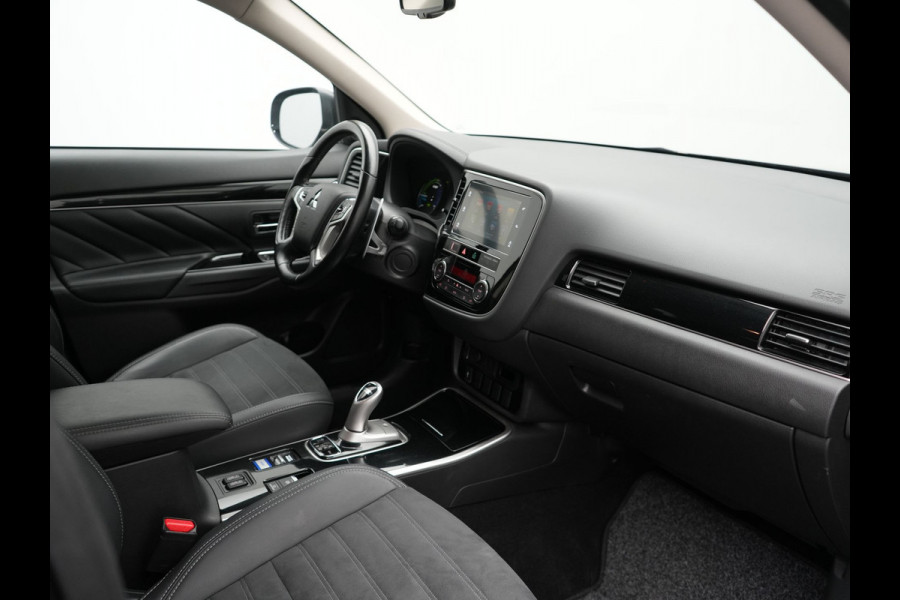Mitsubishi Outlander 2.4 Intense Plug In Hybrid 225pk Dealer O.H PHEV | Trekhaak Afneembaar | Alcantara Sportstoelen Verwarmd | Camera | Apple Carplay | Keyless | DAB |