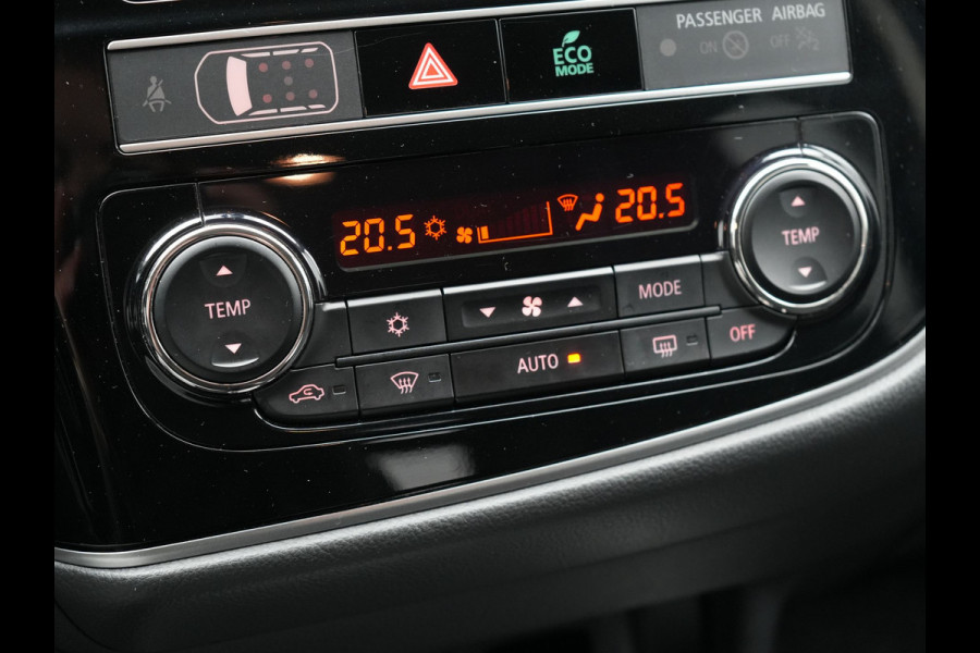 Mitsubishi Outlander 2.4 Intense Plug In Hybrid 225pk Dealer O.H PHEV | Trekhaak Afneembaar | Alcantara Sportstoelen Verwarmd | Camera | Apple Carplay | Keyless | DAB |