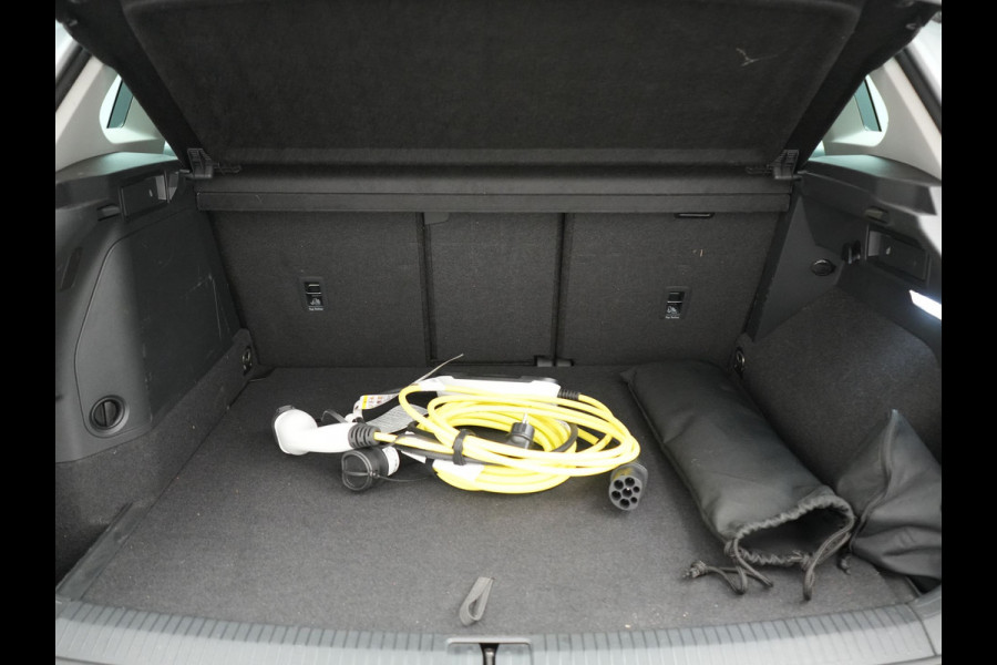 Volkswagen Tiguan 1.4 TSI eHybrid Elegance Plug In Hybrid 245pk Dealer O.H PHEV | Adaptive Cruise | Head Up | IQ Light | 360 Camera | Alcantara Sportstoelen Massage & Verwarmd | Sfeerverlichting | Keyless | Stuur Verwarmd | Apple Carplay | Navigatie | DAB |