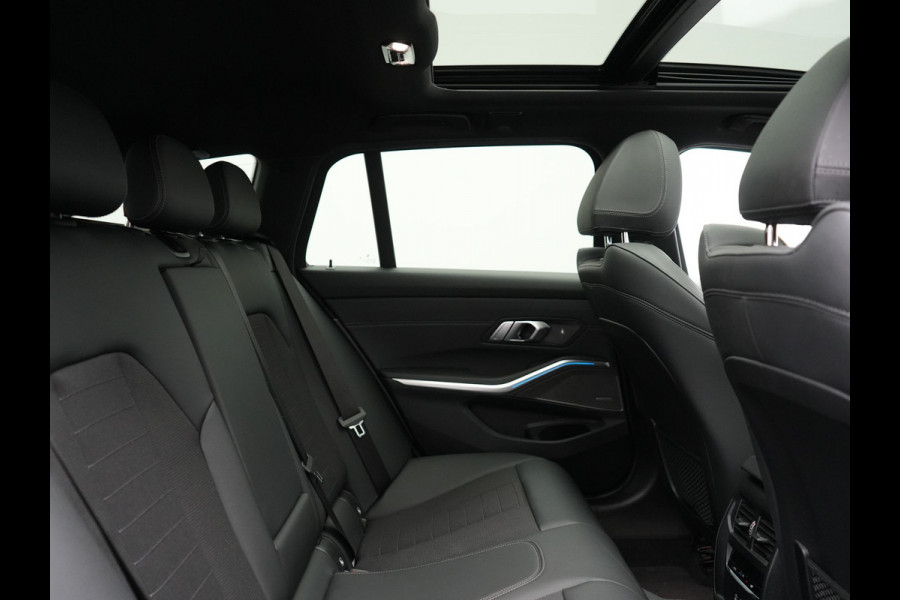 BMW 3 Serie Touring 330e xDrive Sportline Plug In Hybrid 293pk Dealer O.H. PHEV | Panodak | Head Up | Adaptive Cruise | Laser LED | Harman & Kardon | Lederen Sportstoelen Memory & Verwarmd | Sfeerverlichting | Virtual | Navigatie |