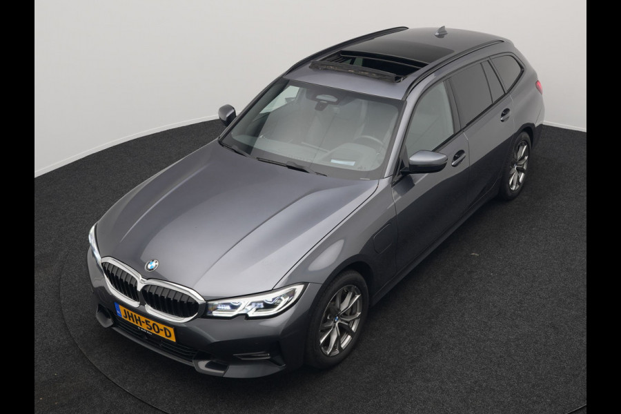 BMW 3 Serie Touring 330e xDrive Sportline Plug In Hybrid 293pk Dealer O.H. PHEV | Panodak | Head Up | Adaptive Cruise | Laser LED | Harman & Kardon | Lederen Sportstoelen Memory & Verwarmd | Sfeerverlichting | Virtual | Navigatie |