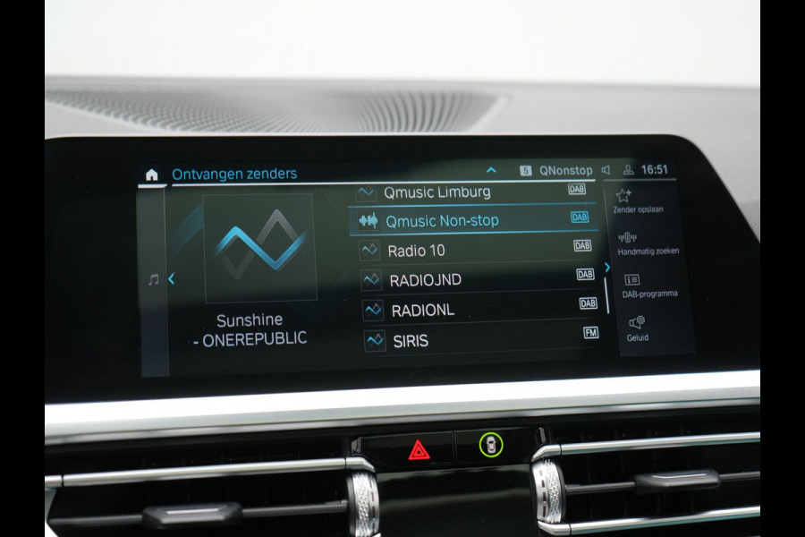 BMW 3 Serie Touring 330e xDrive Sportline Plug In Hybrid 293pk Dealer O.H. PHEV | Panodak | Head Up | Adaptive Cruise | Laser LED | Harman & Kardon | Lederen Sportstoelen Memory & Verwarmd | Sfeerverlichting | Virtual | Navigatie |