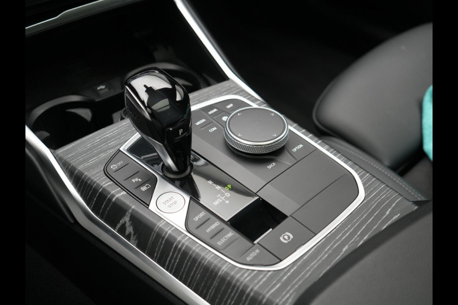 BMW 3 Serie Touring 330e xDrive Sportline Plug In Hybrid 293pk Dealer O.H. PHEV | Panodak | Head Up | Adaptive Cruise | Laser LED | Harman & Kardon | Lederen Sportstoelen Memory & Verwarmd | Sfeerverlichting | Virtual | Navigatie |