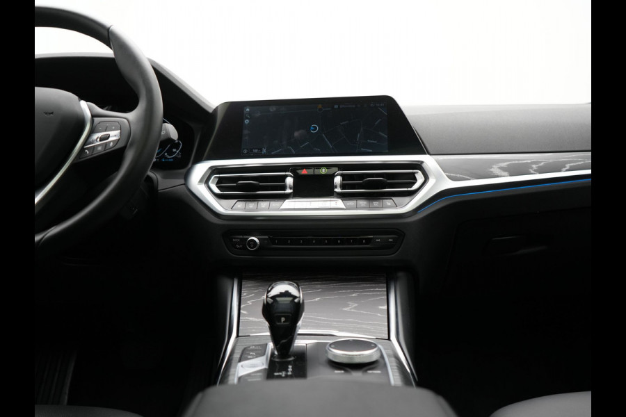 BMW 3 Serie Touring 330e xDrive Sportline Plug In Hybrid 293pk Dealer O.H. PHEV | Panodak | Head Up | Adaptive Cruise | Laser LED | Harman & Kardon | Lederen Sportstoelen Memory & Verwarmd | Sfeerverlichting | Virtual | Navigatie |