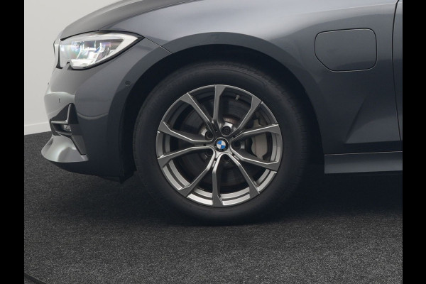 BMW 3 Serie Touring 330e xDrive Sportline Plug In Hybrid 293pk Dealer O.H. PHEV | Panodak | Head Up | Adaptive Cruise | Laser LED | Harman & Kardon | Lederen Sportstoelen Memory & Verwarmd | Sfeerverlichting | Virtual | Navigatie |