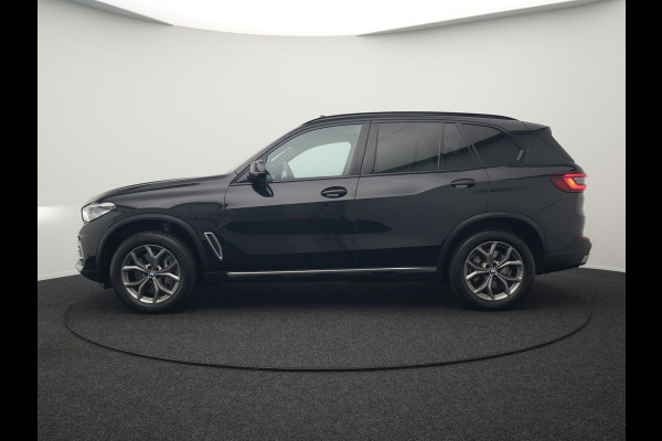 BMW X5 xDrive45e High Executive Plug In Hybrid 395pk Dealer O.H PHEV | Trekhaak Af Fabriek | Luchtvering | Panodak | Head Up | Adaptive Cruise | 360 Camera | Adaptief Onderstel | Lederen Sportstoelen Memory & Verwarmd | Apple Carplay | Sfee