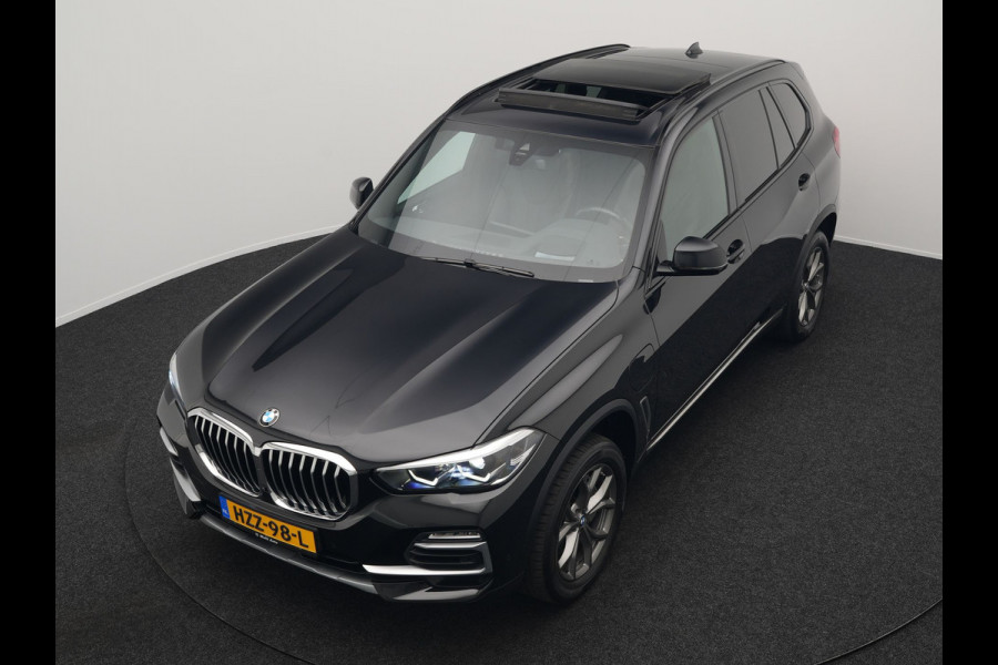 BMW X5 xDrive45e High Executive Plug In Hybrid 395pk Dealer O.H PHEV | Trekhaak Af Fabriek | Luchtvering | Panodak | Head Up | Adaptive Cruise | 360 Camera | Adaptief Onderstel | Lederen Sportstoelen Memory & Verwarmd | Apple Carplay | Sfee