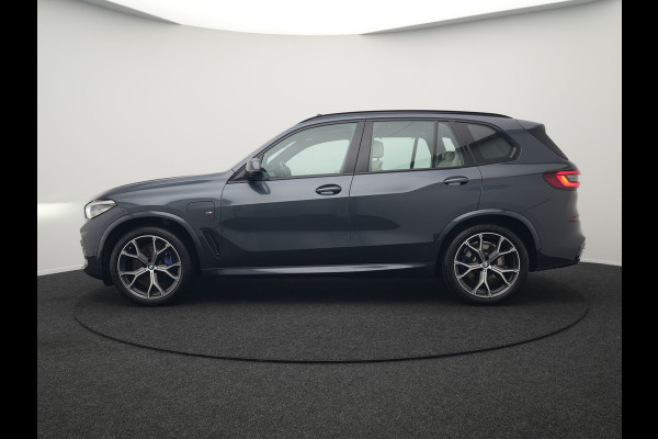 BMW X5 xDrive45e M Sport Plug In Hybrid 395pk Dealer O.H. PHEV | Trekhaak Af Fabriek | Panodak | Soft Close | Luchtvering | 360 Camera | Adaptive Cruise | Harman & Kardon | Lederen Comfortstoelen Memory & Verwarmd | Blis | M Sportstuur Verwarmd |