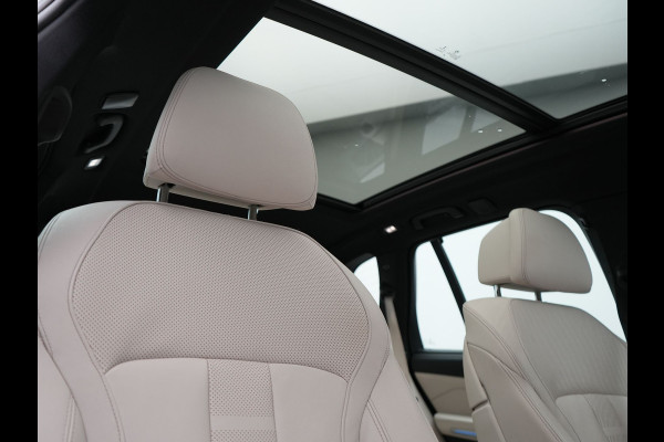 BMW X5 xDrive45e M Sport Plug In Hybrid 395pk Dealer O.H. PHEV | Trekhaak Af Fabriek | Panodak | Soft Close | Luchtvering | 360 Camera | Adaptive Cruise | Harman & Kardon | Lederen Comfortstoelen Memory & Verwarmd | Blis | M Sportstuur Verwarmd |