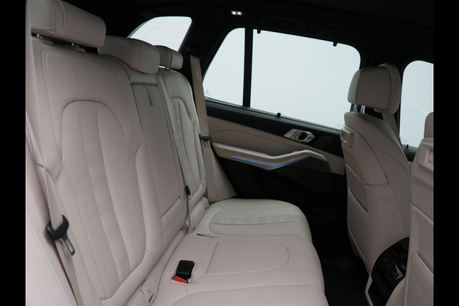 BMW X5 xDrive45e M Sport Plug In Hybrid 395pk Dealer O.H. PHEV | Trekhaak Af Fabriek | Panodak | Soft Close | Luchtvering | 360 Camera | Adaptive Cruise | Harman & Kardon | Lederen Comfortstoelen Memory & Verwarmd | Blis | M Sportstuur Verwarmd |
